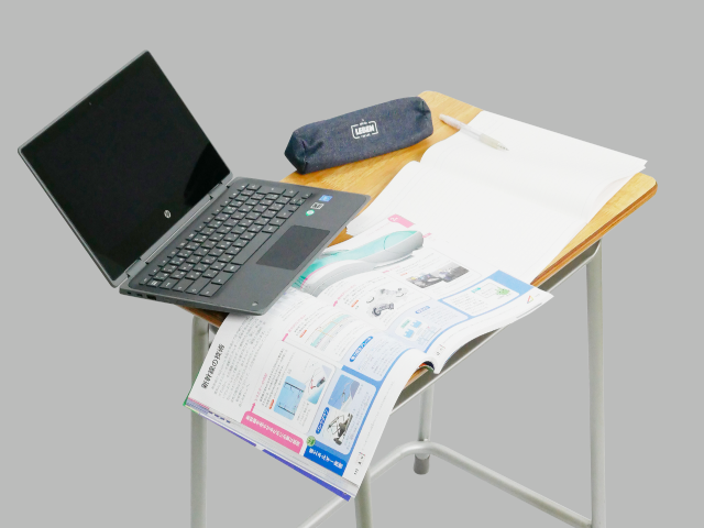PCと教科書を一緒に置くスペースがない