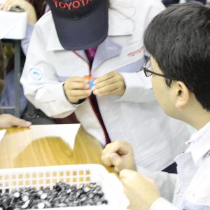 ミニカーづくり体験の様子